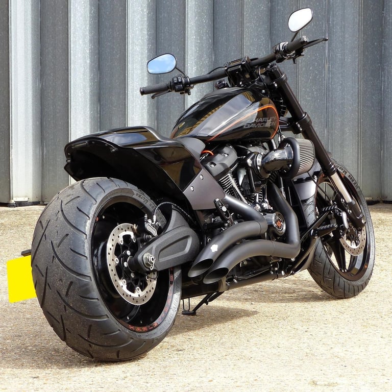 HARLEY DAVIDSON FXDRS SOFTAIL 114 1868. A MUSCLE CRUISER IN PERFECT CONDITION.