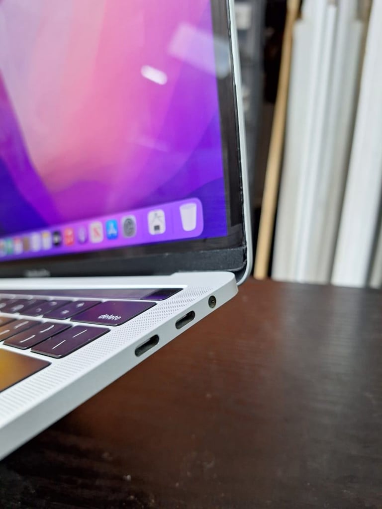 MacBook Pro (13 Inch, 2016 ,Four thunderbolt 3 Ports)
