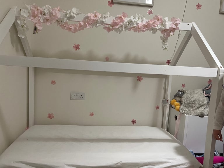 Toddler house bed