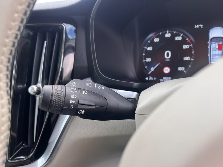 2020 Volvo V60 2.0 B3 MHEV Momentum Estate 5dr Petrol Hybrid Auto Euro 6 (s/s)