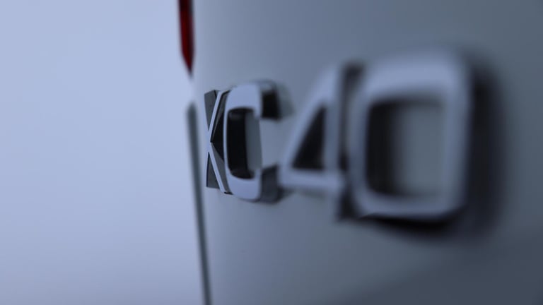 2025 Volvo XC40 B4 (P) Ultra Bright (Sunroof, Pilot Assist, BLIS, Leather) ESTATE Petrol/Electric...