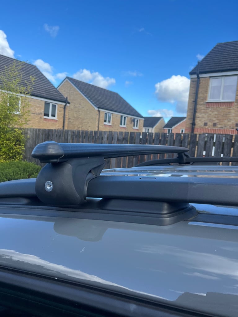 Lockable Roof Bars/Rack 130cm (black) for cars with raised rails