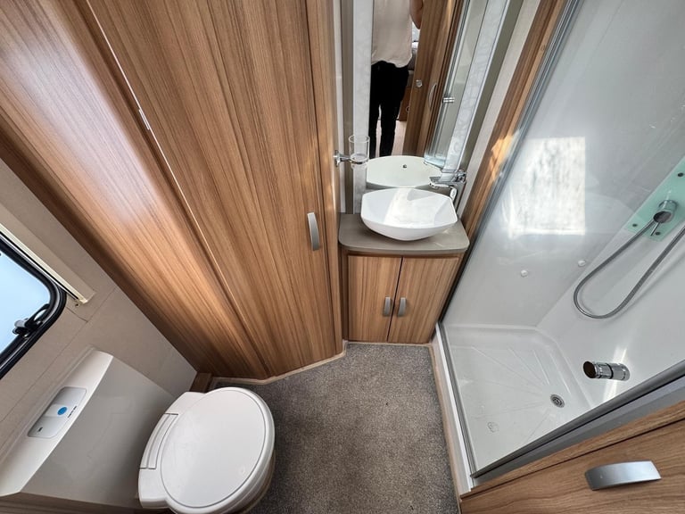 LUNAR QUASAR 462 2019 MODEL 2 BERTH REAR WASHROOM TOURING CARAVAN