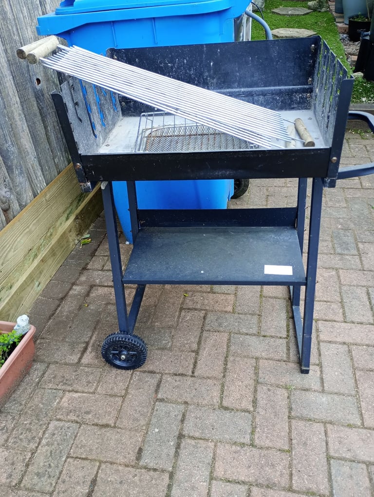 Metal charcoal barbeque