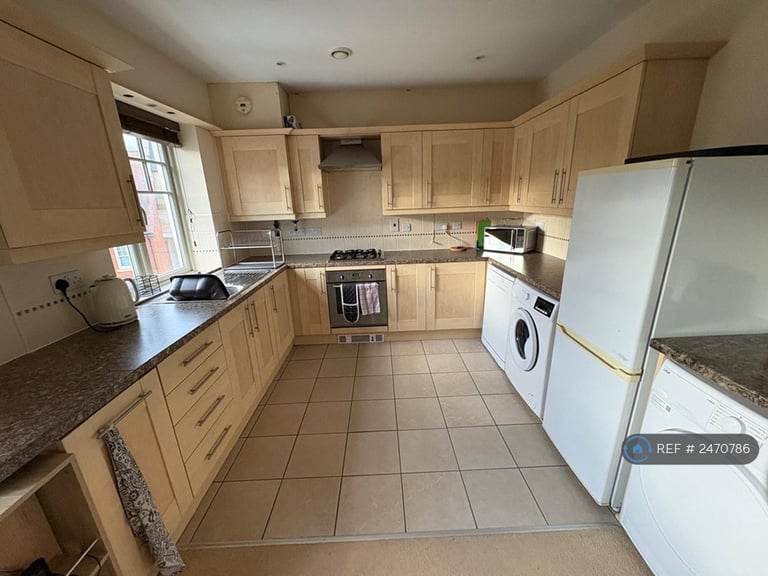 3 bedroom flat in Clickers Drive, Northampton, NN5 (3 bed) (#2470786)
