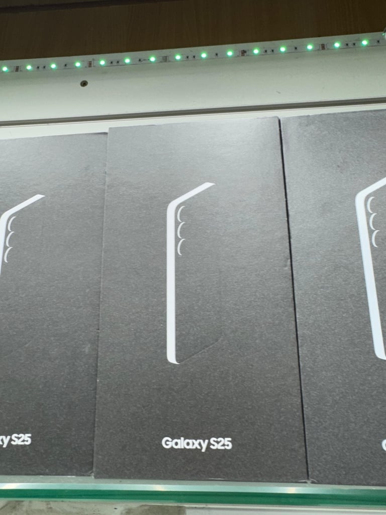 SAMSUNG S25 BRAND NEW BOX ONE YEAR OFFICIAL WARRANTY 
