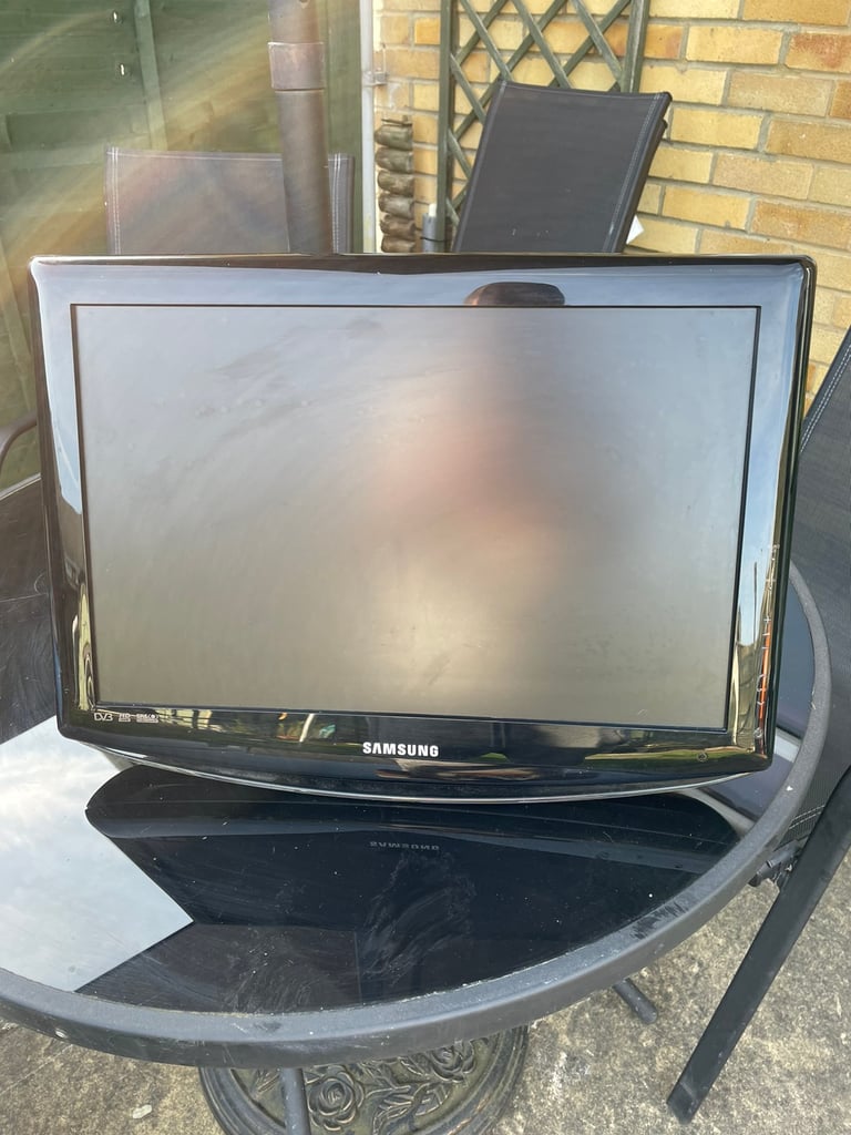 19” tv had ready with free view and wall bracket 