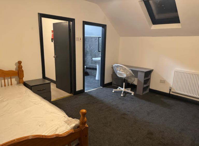 Modern 1-Bedroom Flat | Furnished | Fitted Kitchen | Parking | Burley Street, Leeds - LS3