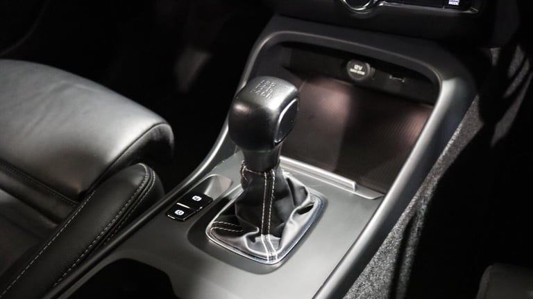 Volvo XC40 T3 R-Design Manual (Park Assist, Powered Tailgate, Privacy Glass) Petrol Manual