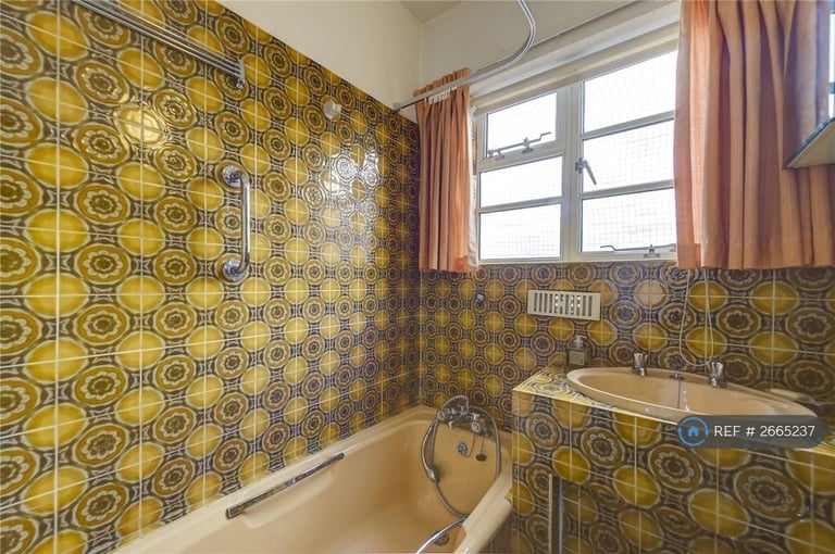 3 bedroom flat in Winchester Court, London, W8 (3 bed) (#2665237)