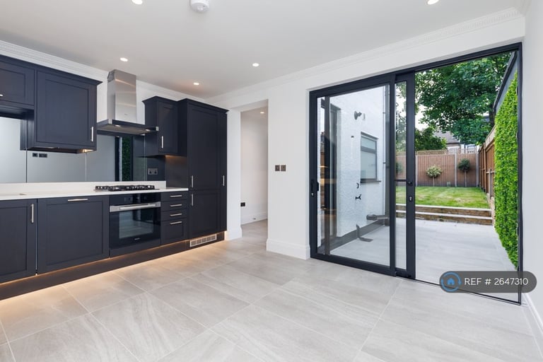 3 bedroom house in Mayfield Road, London, E17 (3 bed) (#2647310)