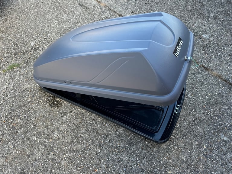 Halfords small roof box similar to Thule car camping roofbox top car