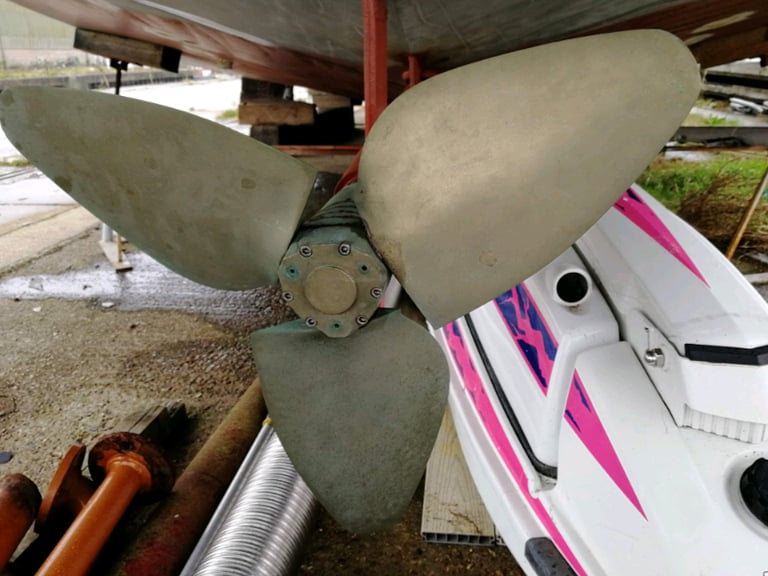 30 inch MaxProp feathering propeller 