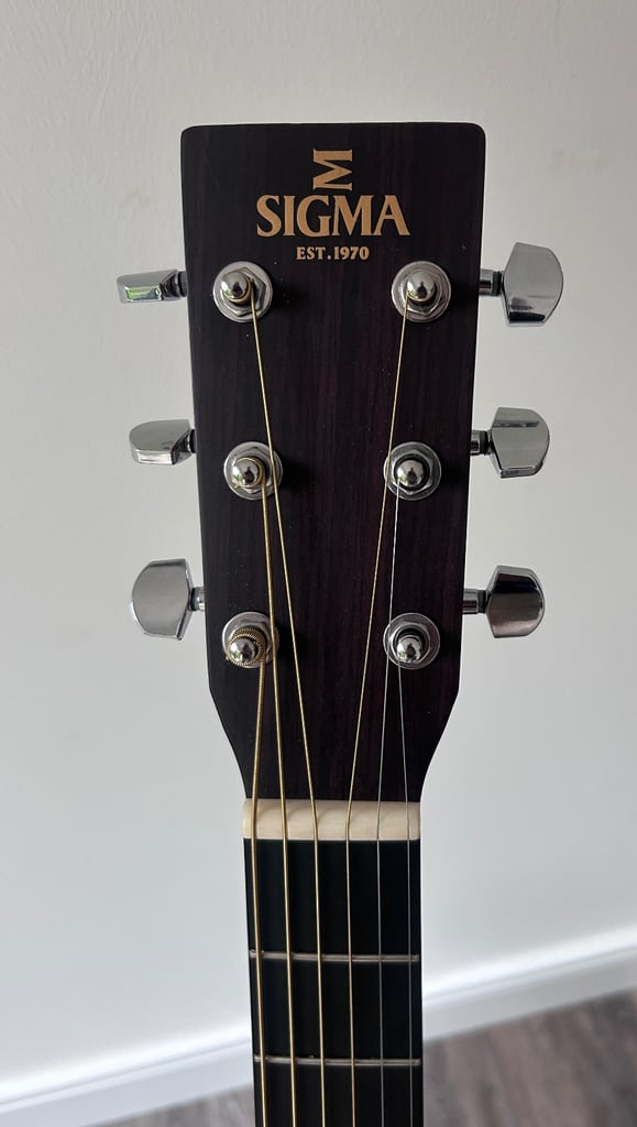 Sigma 000ME Acoustic Guitar with gig bag 