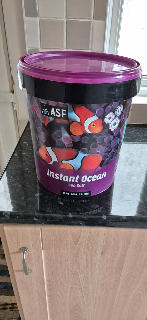 Jewel 180L Marine Tank with Fish, Live Rock/Coral.