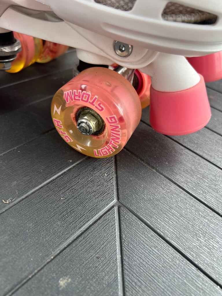 Young Girls Roller Skates. Adjustable Sizes from 12 - 2.  LIGHT UP WHEELS