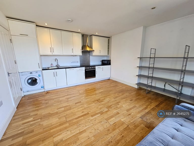 1 bedroom flat in Wavertree Road, London, SW2 (1 bed) (#2645275)