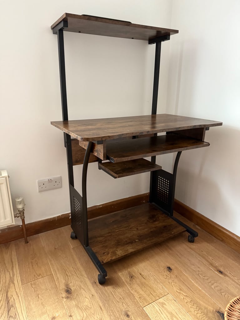 Computer desk 