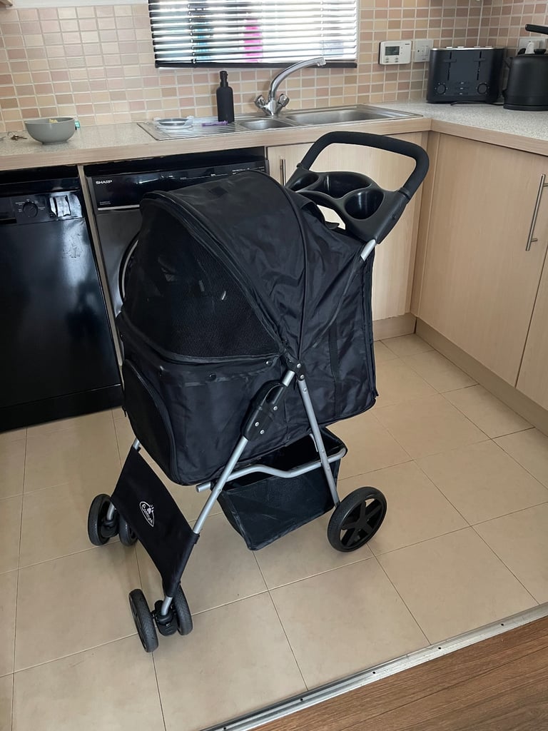 Dog pushchair 