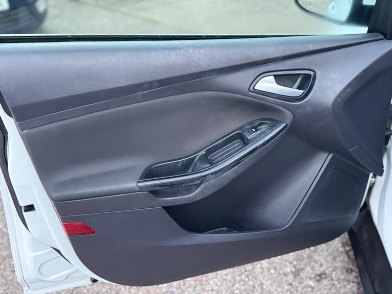 2012 Ford Focus 1.6 Zetec Euro 5 5dr HATCHBACK Petrol Manual