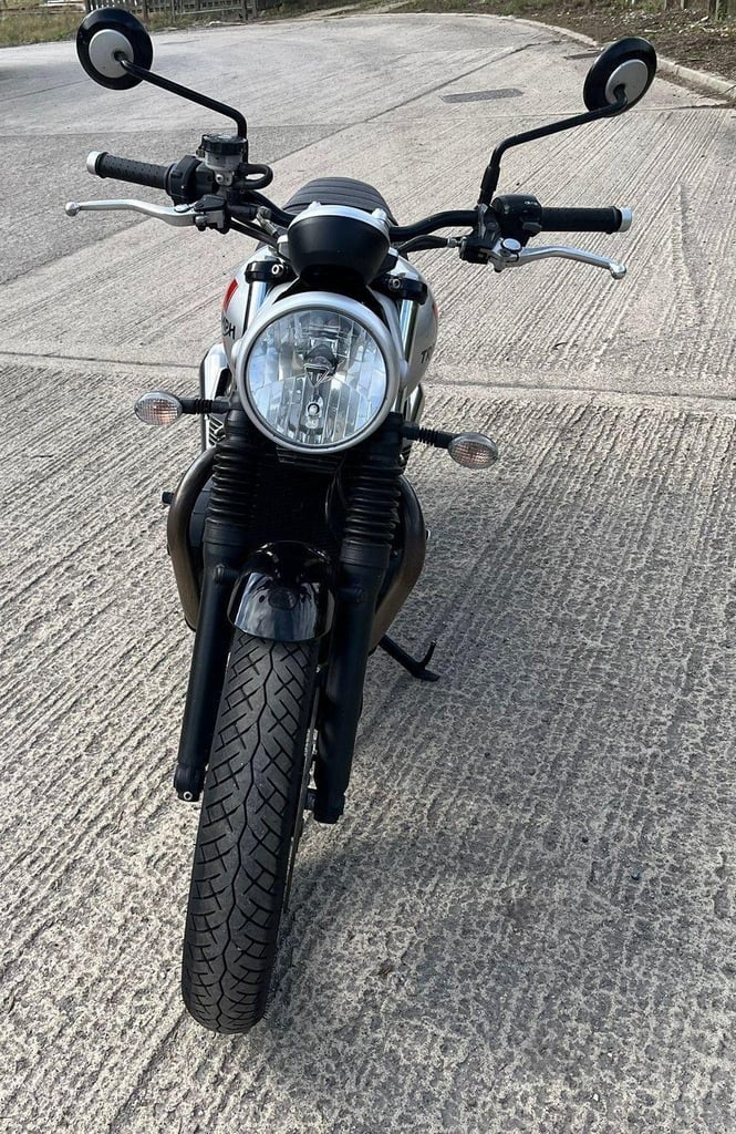 2017 17 TRIUMPH BONNEVILLE STREET TWIN 900 SILVER RETRO NAKED HPI CLEAR