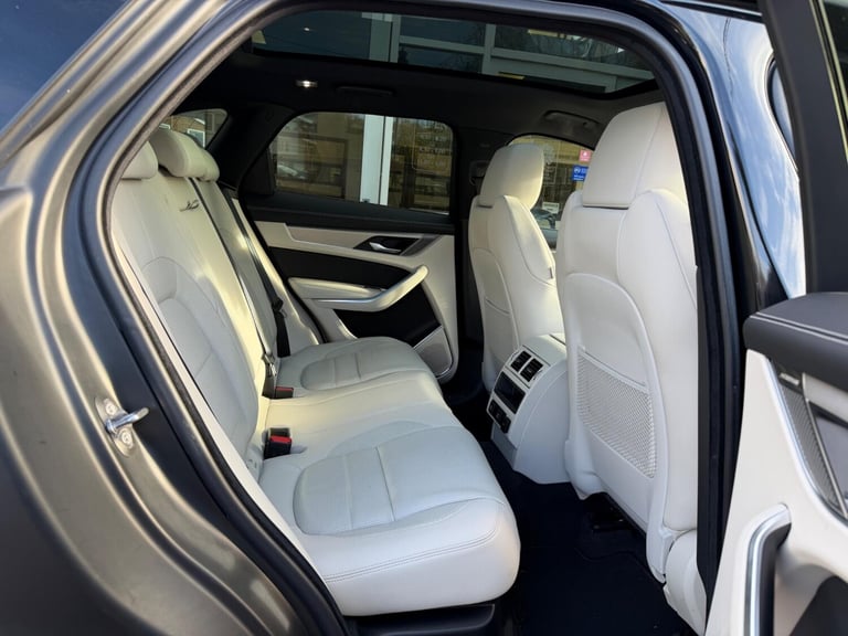 2024 Jaguar F-Pace 2.0 P400e 19.3kWh R-Dynamic SE Black Auto AWD Euro 6 (s/s) 5dr ESTATE Petrol/E...