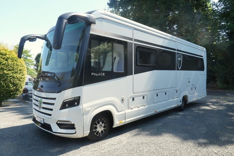 Morelo Palace 93 MBO - Slide Out, Air Suspension, Generator, 1 owner - For Sale