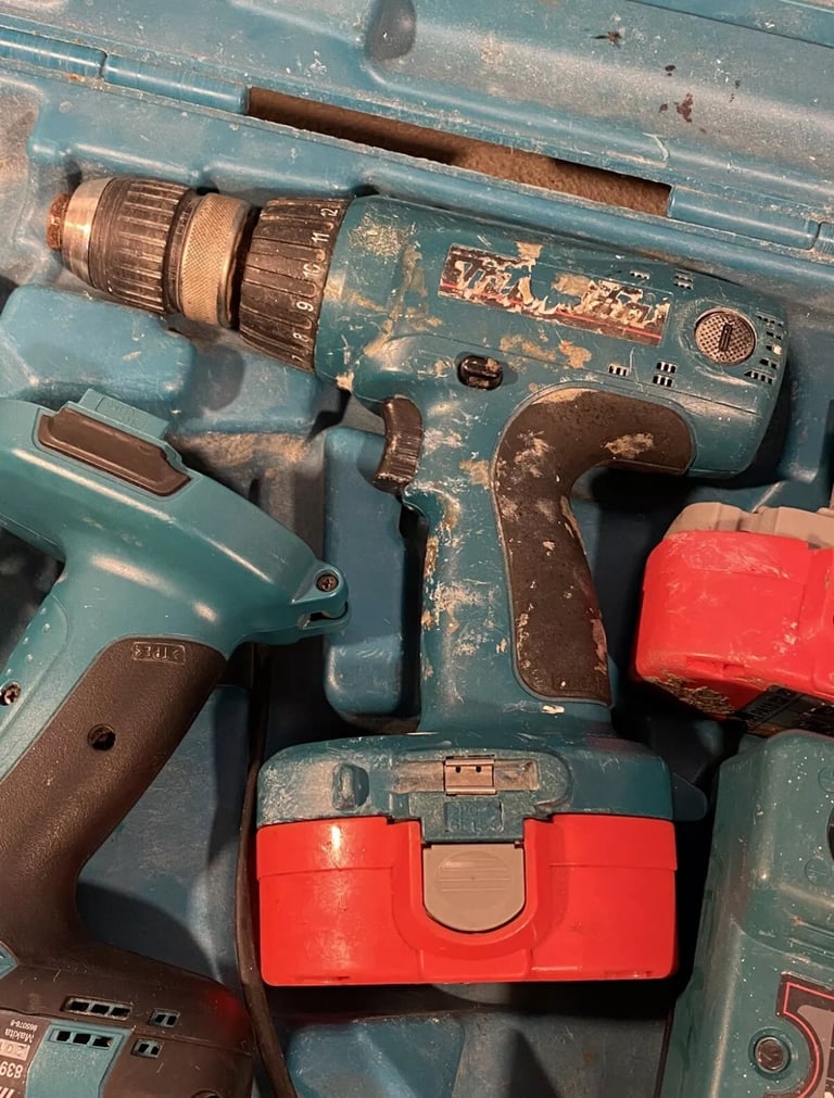 Makita 8391D Combi Drill 18v 1 Drill 2 Faulty Batteries Charger And Carry Case