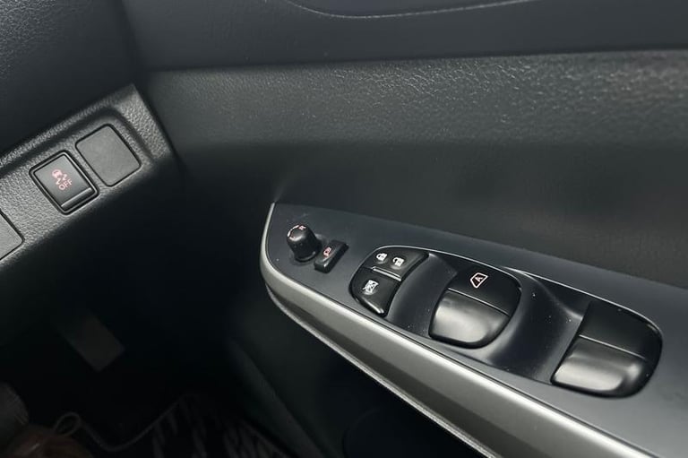 2019 Nissan Navara Double Cab Pick Up N-Guard 2.3dCi 190 TT 4WD Auto PICK UP DIESEL Automatic