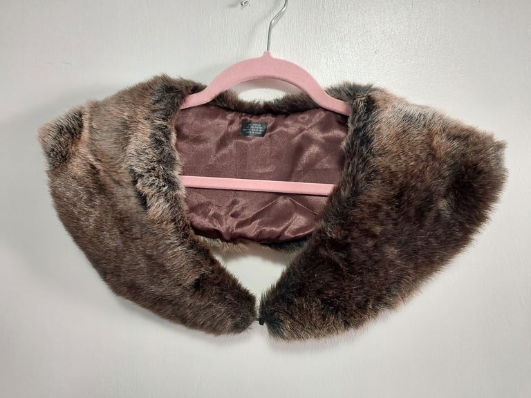 image for ACRYLIC/POLYESTER DETATCHED FUR COLLAR WITH 4 PAIRS OF LADIES GLOVES - NO IDEA OF AGE