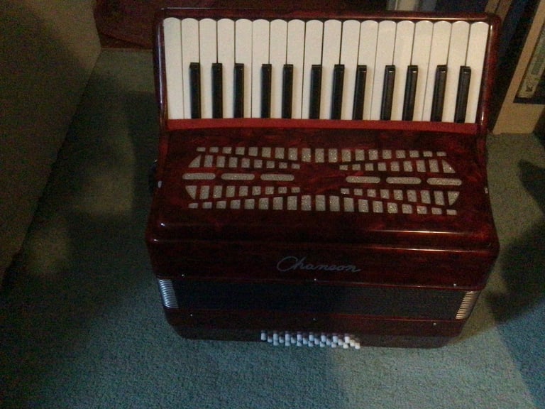 Chanson 24 bass piano accordion