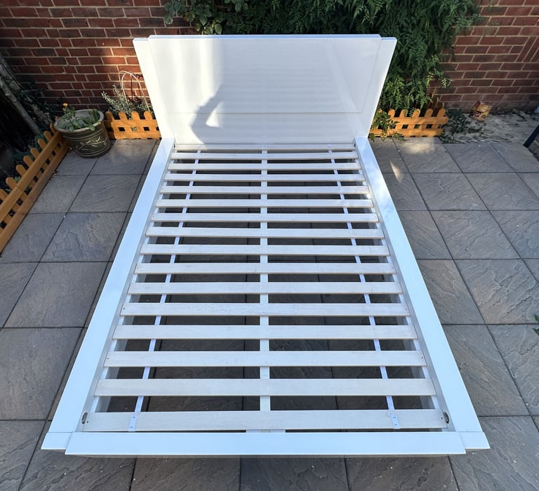 Lovely Julian Bowen Modern High Gloss 4ft6 Double Size Bed Frame – Superb Condition