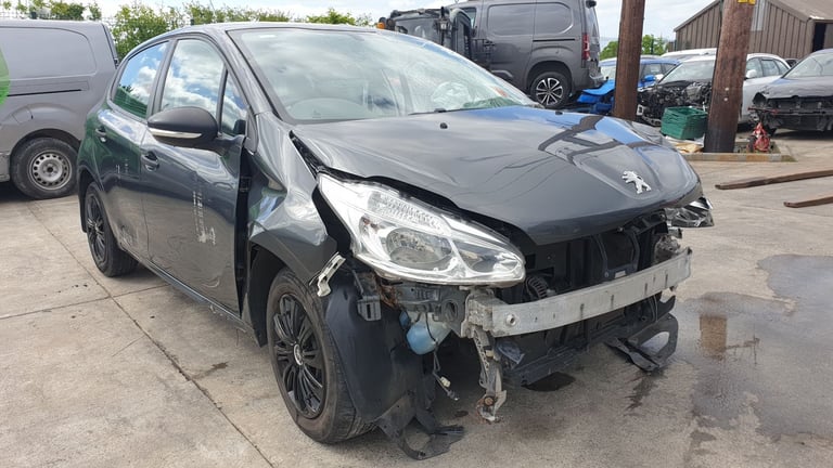 **For breaking** Peugeot 208 Access, 1.0 petrol 5 speed (2014).