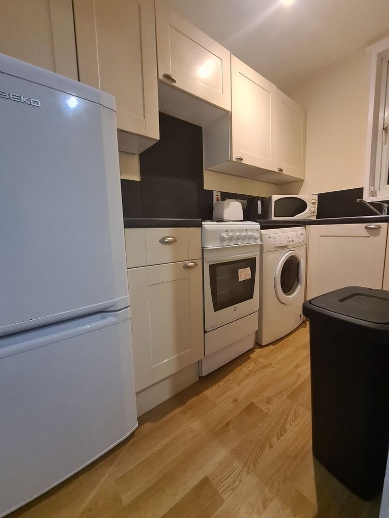 1 bed flat modern fully furnished living room kitchen b/room bathroom with shower west end Aberdeen