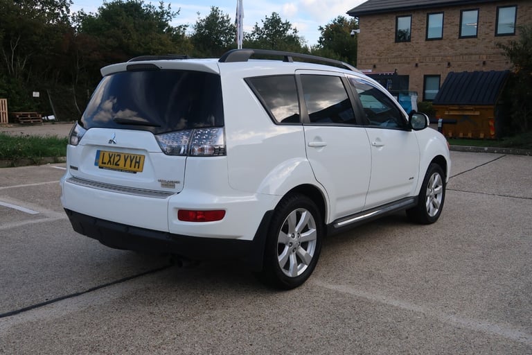 2012/12 White Mitsubishi Outlander 2.2 DI-D GX3 5dr 2WD 7 Seat