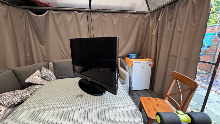 Samsung TV “40 , tv stand, coffee table, dvd