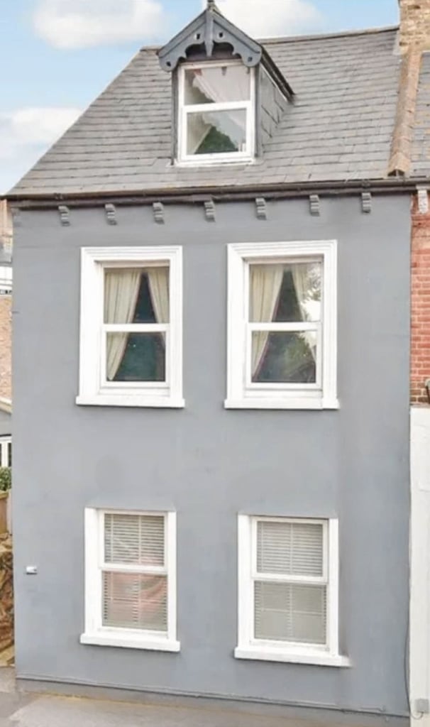 4 Bed. Seaside Townhouse with fast train link to London