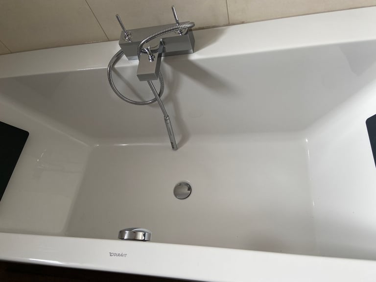 £250 0N0 DURAVIT DOUBLE ENDED BATH AND DOUBLE SINK CABINET SET SECOND HAND