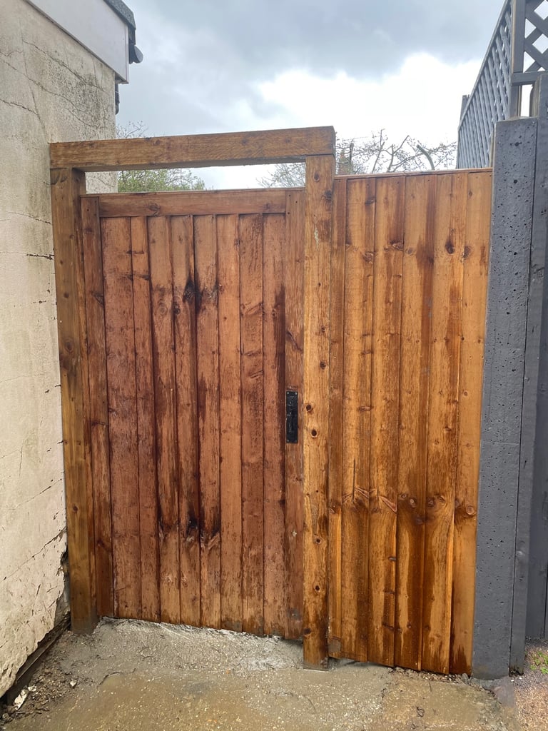 Brand new garden gate 6ft by 3ft featheredge brown gate 