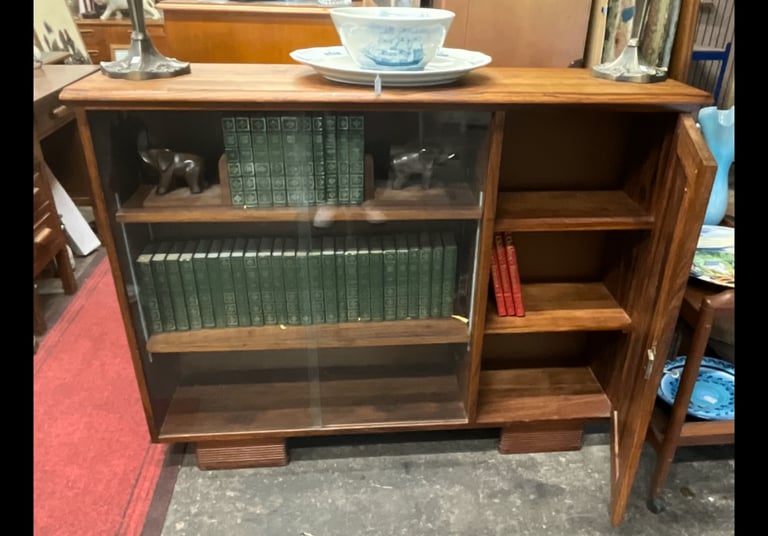 This is lovely Vintage bookcase in very good condition, 