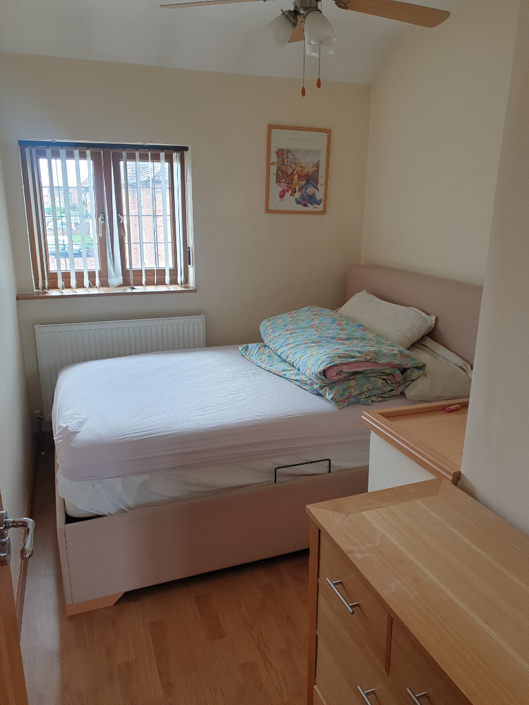 Double and single room to let in share house