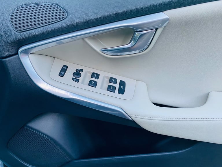 2013 Volvo V40 Cross Country 1.6 D2 Lux Nav Hatchback 5dr Diesel Manual Euro 5