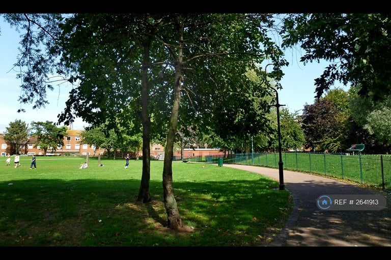 5 bedroom flat in Lorrimore Square, London, SE17 (5 bed) (#2641913)