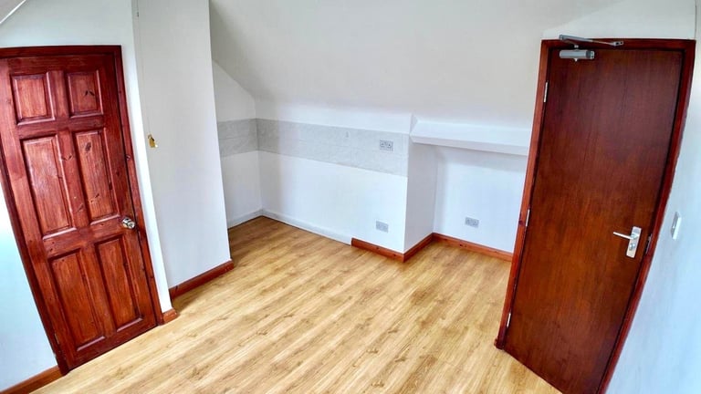 (Not a studio)En-suite loft room for single occupancy Postcode LU3 1DJ