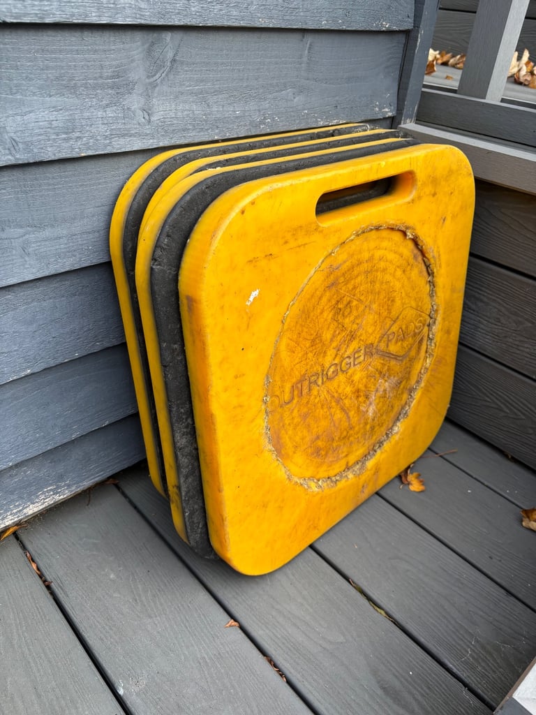Cherry picker outrigger pads