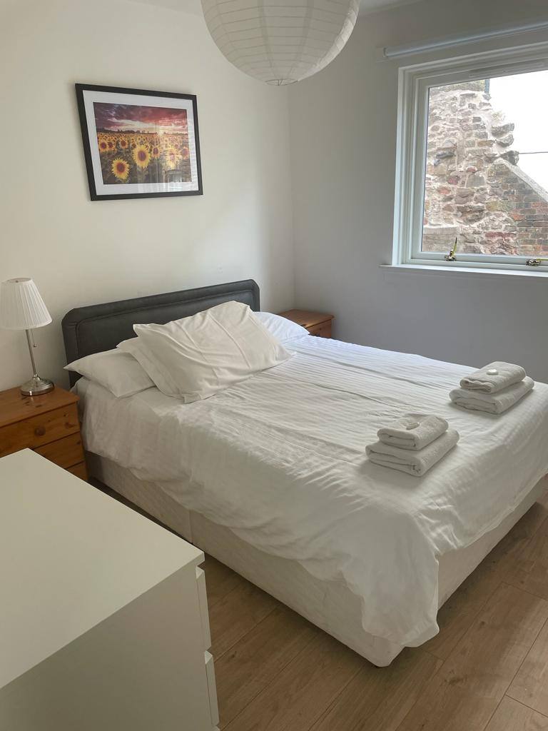 Newington. Beautiful refurbished 2 bedroomed ground floor flat with double glazing