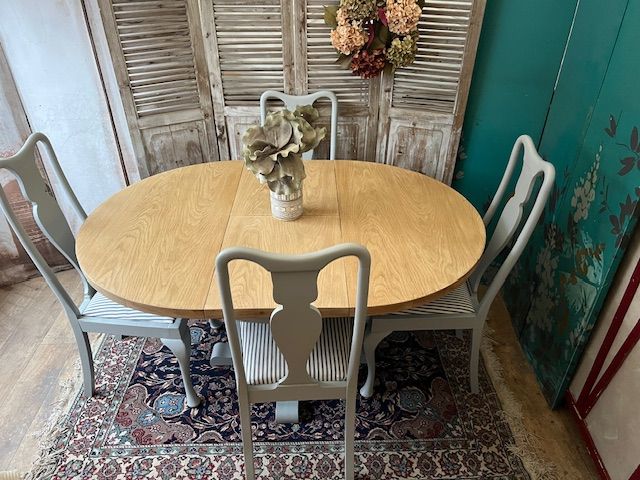 image for Lovely round extendable dining table with 4 chairs– local delivery