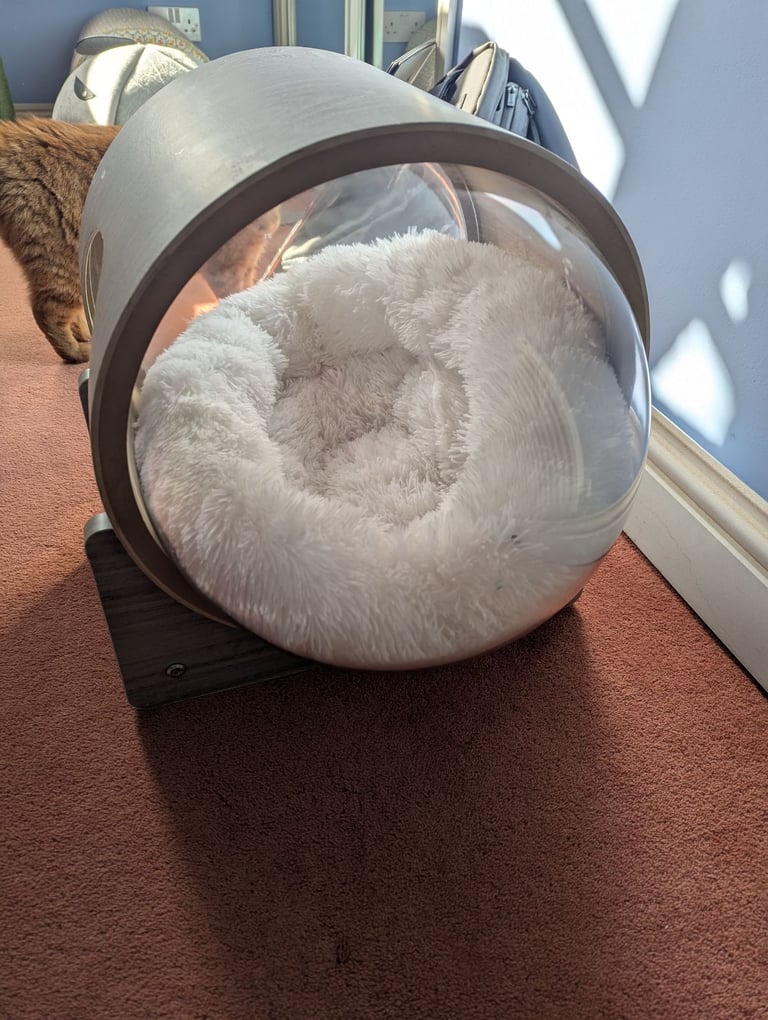 Montys Cat Capsule Bed
