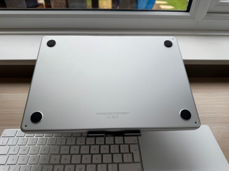 2022 Apple M2 MacBook Air - 16GB RAM, 256GB SSD - warranty until Jan 2026, only 38 battery cycles