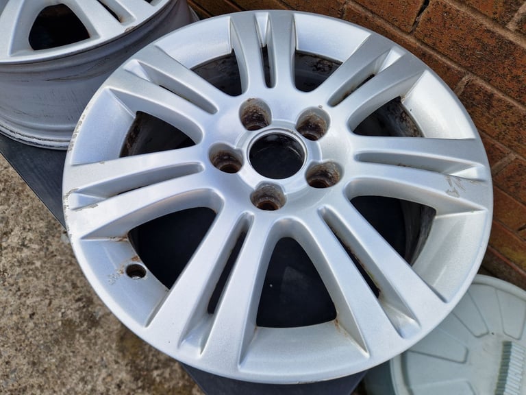 Astra H or Zafire 16 inch design alloy wheel.